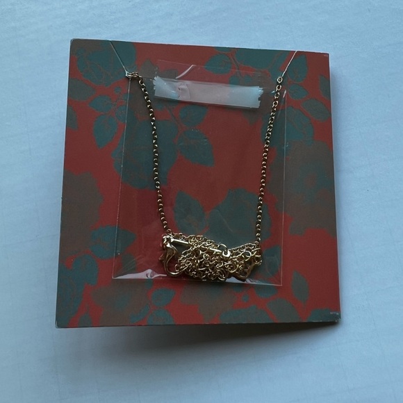 Gold chain necklace with pink centre stone - Picture 2 of 3